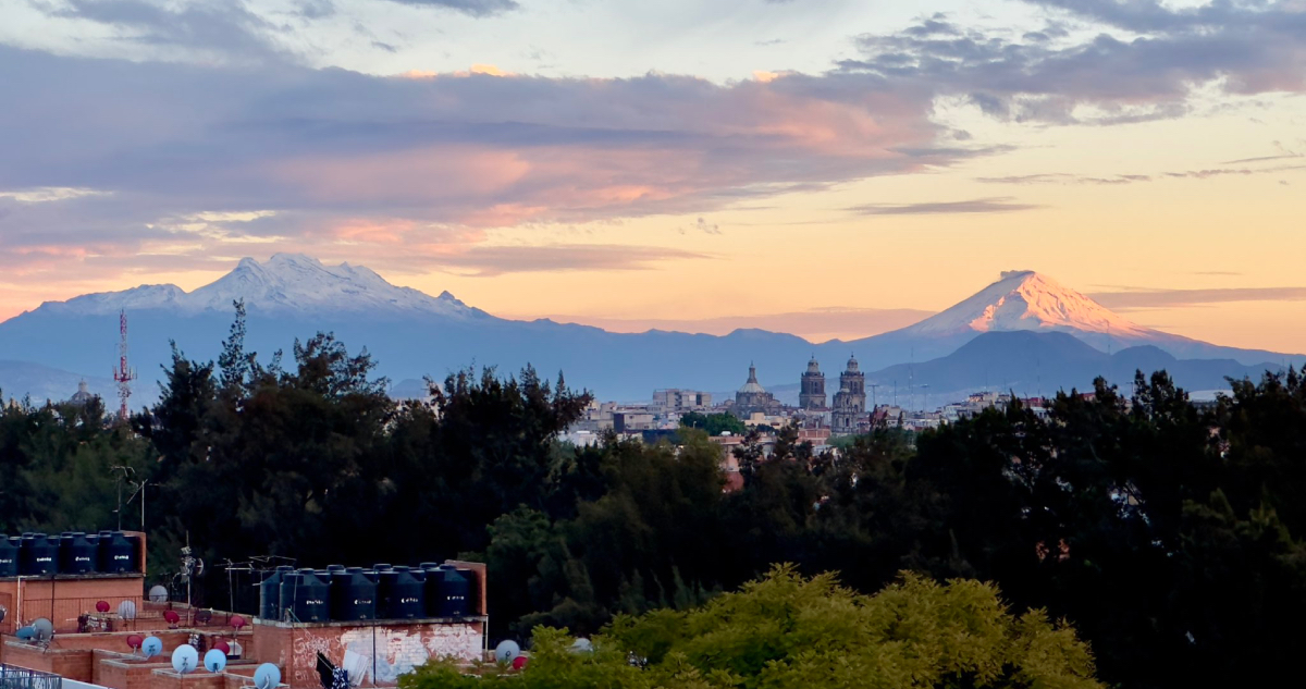 UNAM_MX's tweet photo. Los volcanes #Popocatépetl e #Iztaccíhuatl 🗻 se vistieron de gala ❄️.
📷 @JuanPabloFdz 
📷 @SinEmbargo 
📷 @mrixtapalucas https://t.co/nqz4uueLBr