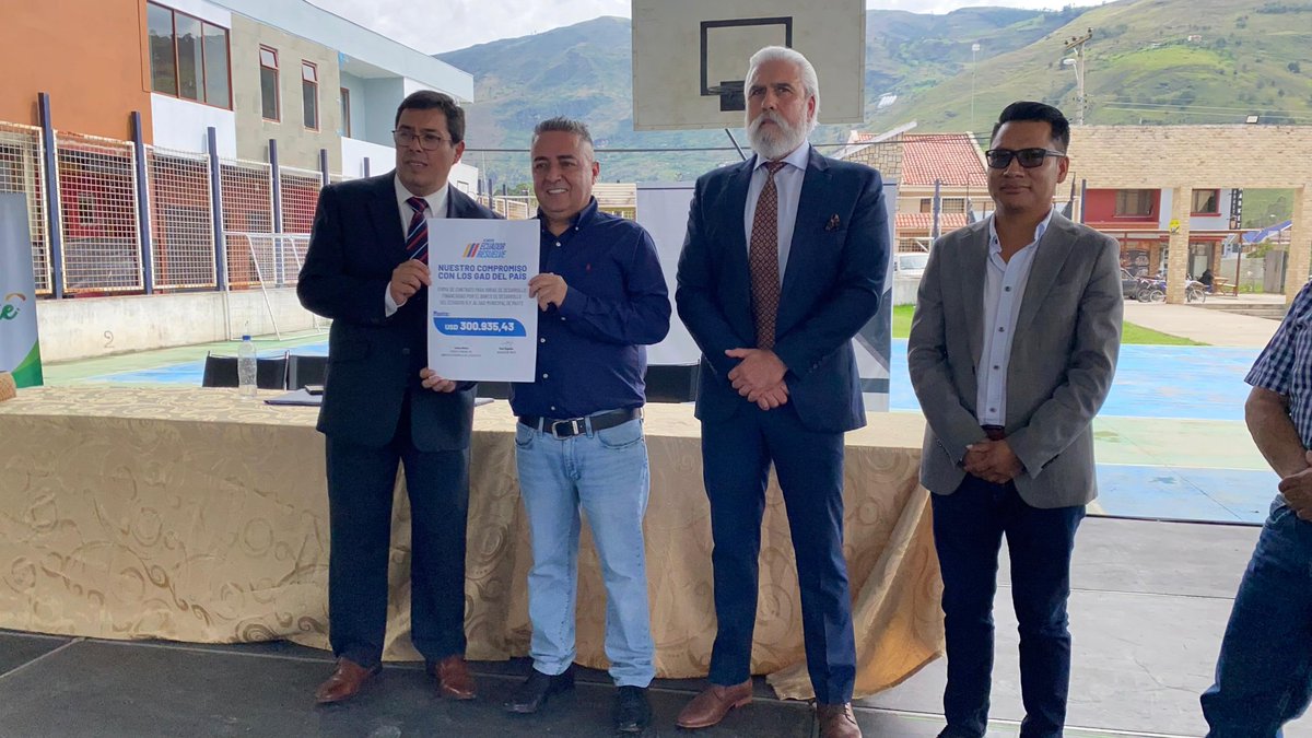 goberazuay's tweet photo. 🫱🏽‍🫲🏾A través del @BDEcuadorBP, se logró el financiamiento para obras en la parroquia #ElCabo y el barrio #Zhumir del cantón #Paute.

👉🏽Estos proyectos son posibles gracias a créditos del BDE que permiten invertir en el progreso de nuestra provincia y mejorar la calidad de vida. https://t.co/mIOC68fPUf