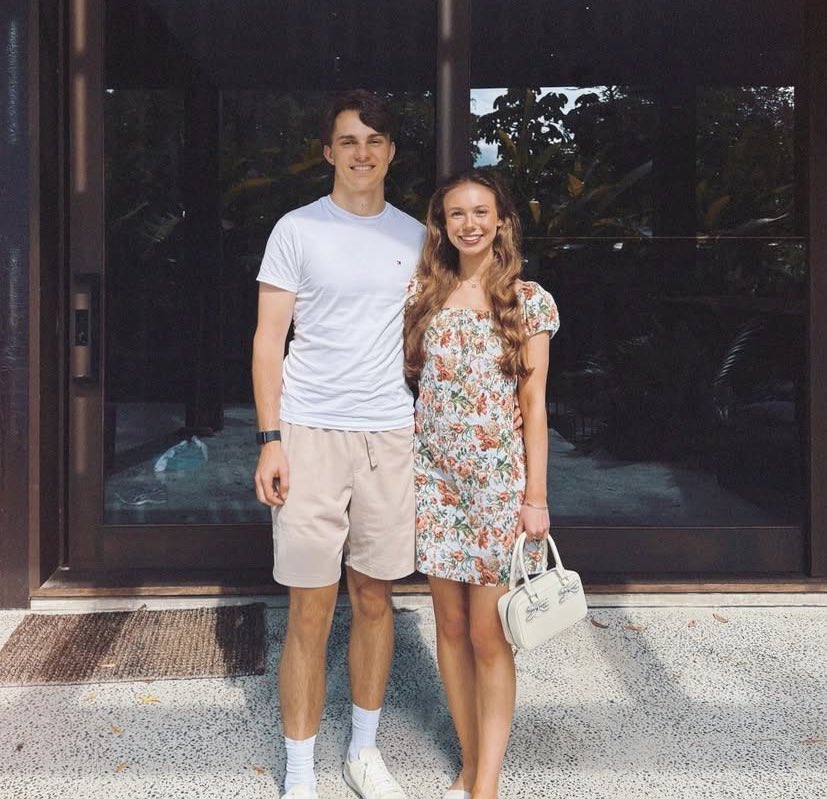 QUOKK4NROLL's tweet photo. é tão oscar piastri da parte do oscar piastri aparecer pra dizer que ta vivo e bem ao lado da mulher dele porra te amo véi https://t.co/c0z7cZ4w6U