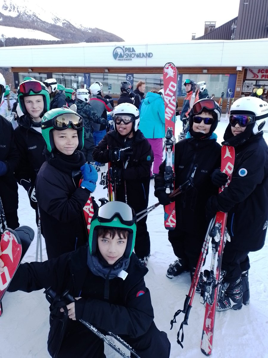SPetersAcademy's tweet photo. After a hard but rewarding day on the slopes, our students have been making the most of their time in Pila! 🎿  

This evening, they enjoyed a delicious meal to refuel after all that skiing, followed by some friendly competition at the bowling alley. https://t.co/Rk8DBKctIt