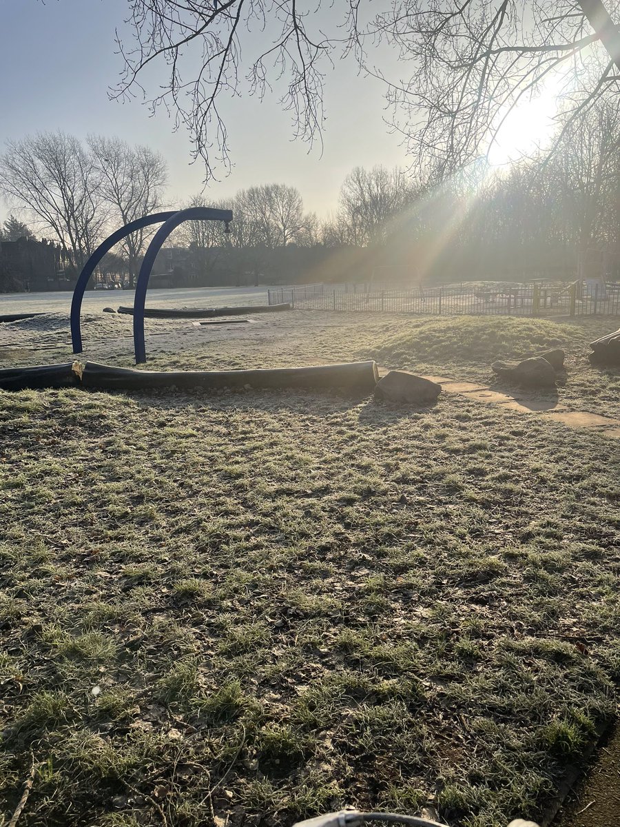 HarumiMaed's tweet photo. ロンドンの冬は寒いし暗いけど、晴れてる時は素敵な空が見れる❄️
ここから1週間くらいはずっと曇りみたいだけど😩 https://t.co/Dnu5xDWmjT