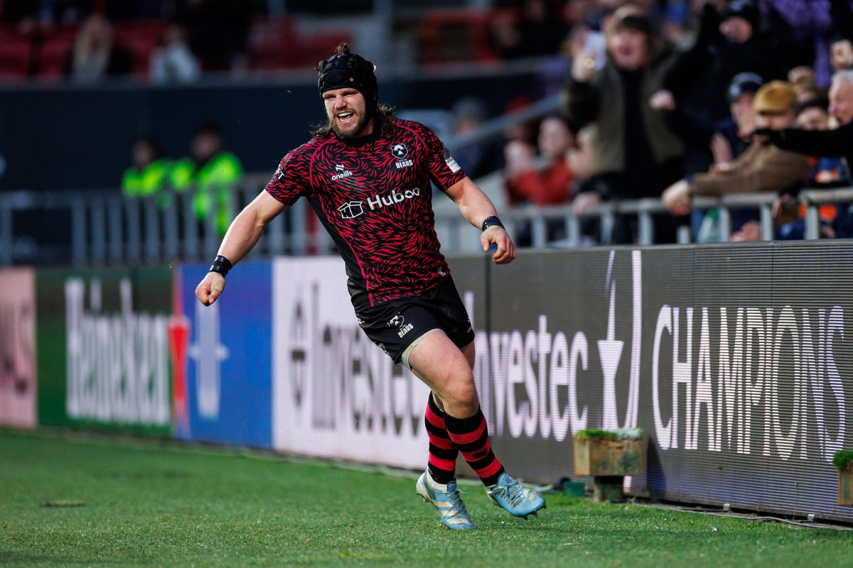 BristolBears's tweet photo. An undisputed #BristolBears legend! 🤩

@harry_thacker 🤜🤛 https://t.co/xS27V5DprJ