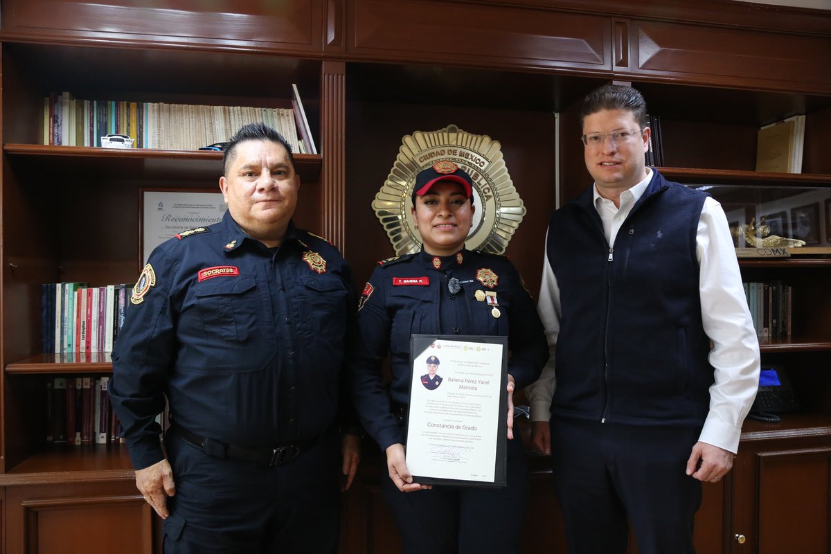 PabloVazC's tweet image. Con mucho gusto y honor, entregué la constancia de ascenso de grado a nuestra compañera Yacel Bahena de la #PBI por demostrar una verdadera vocación de servicio a la ciudadanía. 

En los meses de agosto y diciembre de 2024, Yacel salvó la vida de dos pequeñas que presentaban