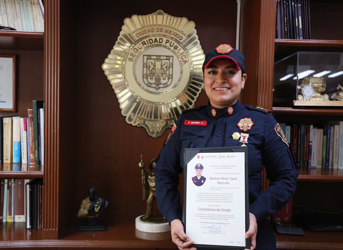 PabloVazC's tweet image. Con mucho gusto y honor, entregué la constancia de ascenso de grado a nuestra compañera Yacel Bahena de la #PBI por demostrar una verdadera vocación de servicio a la ciudadanía. 

En los meses de agosto y diciembre de 2024, Yacel salvó la vida de dos pequeñas que presentaban