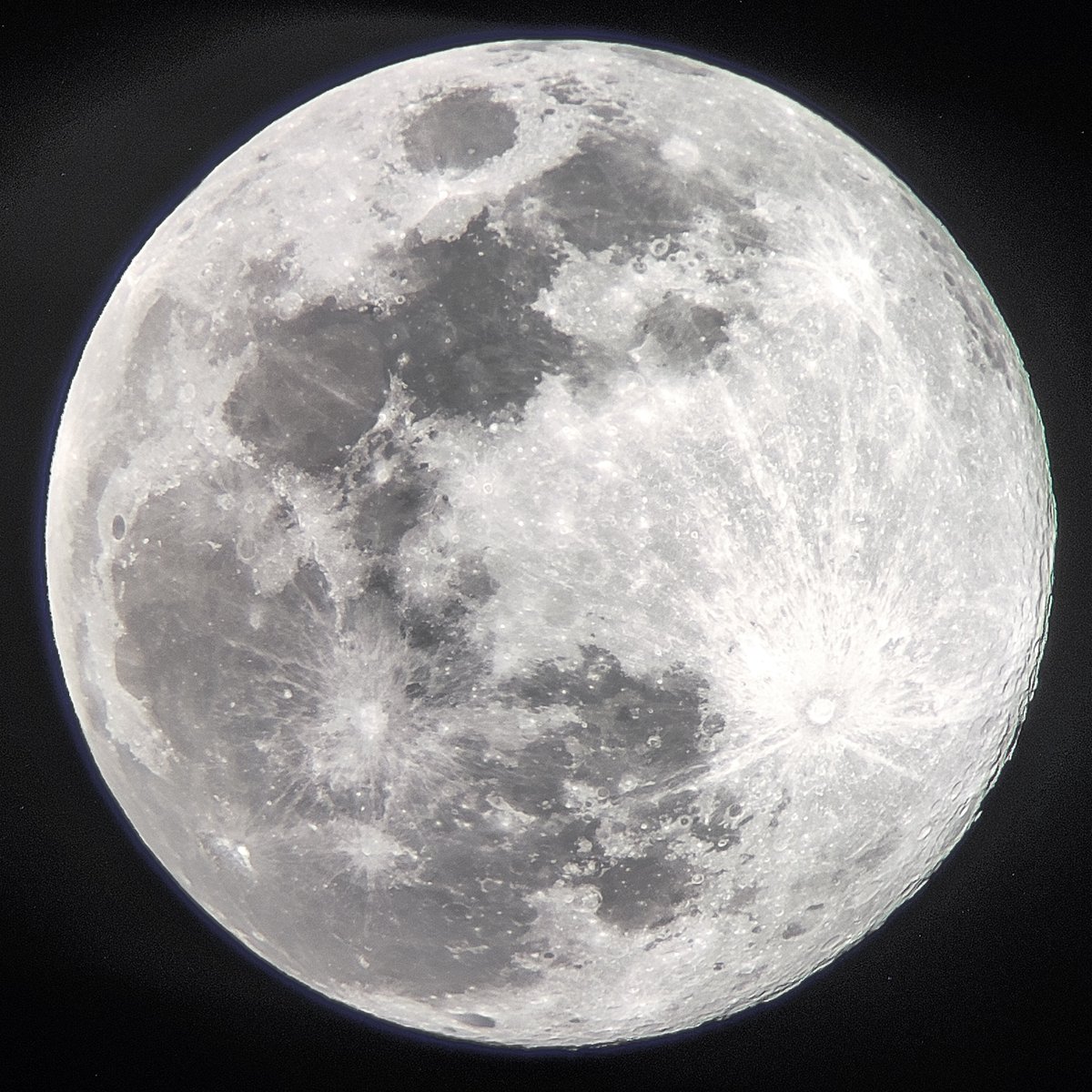 spaceguy_24's tweet photo. Tonight's Wolf Moon, the first full moon of 2025! #WolfMoon ๐บ๐ https://t.co/fHo9KWgO7W