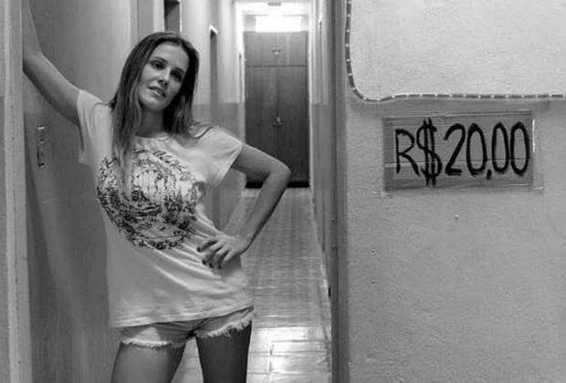 DanPimpao's tweet photo. A g4y na porta do banheiro químico no ensaio da Anitta. https://t.co/PM42OxyH8i