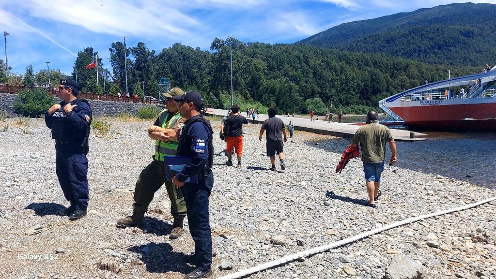 CarabLosRios's tweet photo. En Puerto #Pirihueico, Carabineros de Tcia (F) de ese sector y @Armada_Chile realizan trabajo conjunto fiscalizando vehículos que transitan por Paso #HuaHum.
#LaPrevenciónEsNuestraEsencia https://t.co/YM0vmKyqlH