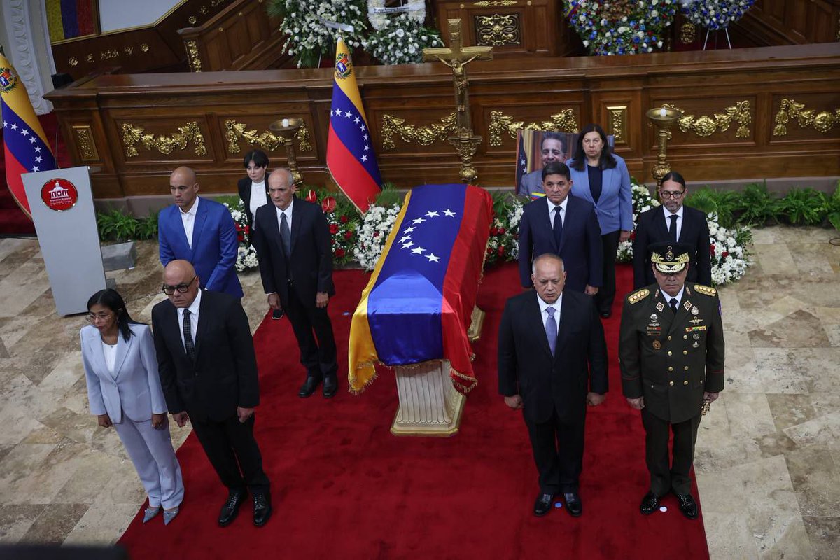 Con el Mazo Dando (@conelmazodando) on Twitter photo El presidente de la Asamblea Nacional (AN), <a href="/jorgerpsuv/">Jorge Rodríguez</a>, rindió honores al exfiscal general Isaías Rodríguez este lunes, en capilla ardiente desde el Hemiciclo Protocolar del Palacio Federal Legislativo.
"De Isaías Rodríguez nos llevamos su verbo encendido, nos llevamos su El presidente de la Asamblea Nacional (AN), <a href="/jorgerpsuv/">Jorge Rodríguez</a>, rindió honores al exfiscal general Isaías Rodríguez este lunes, en capilla ardiente desde el Hemiciclo Protocolar del Palacio Federal Legislativo.
"De Isaías Rodríguez nos llevamos su verbo encendido, nos llevamos su
