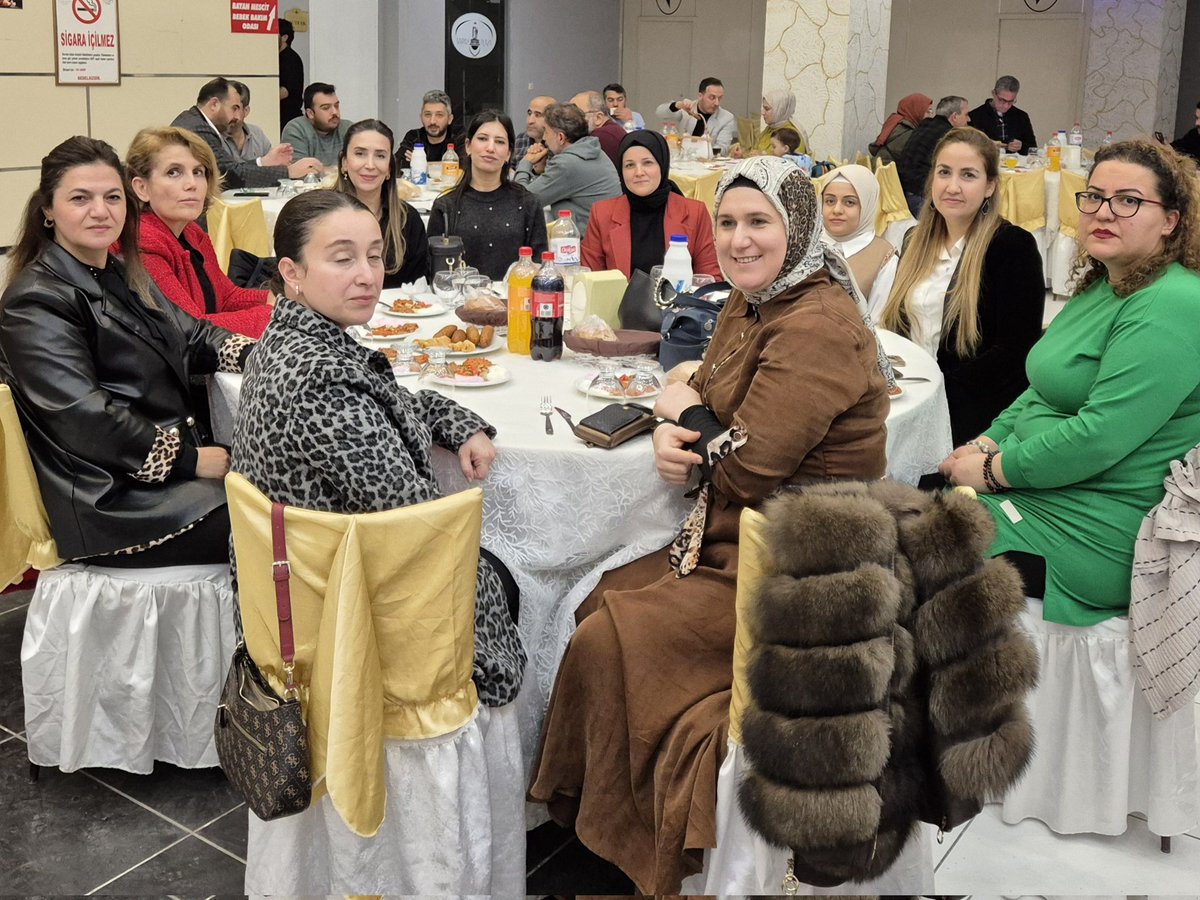 smailBayrakdar9's tweet photo. Eğitim Bir Sen Hatay 1 nolu şubesinin Antakya,Altınözü, Büyükşehir, Samandağ ve Yayladağı ilçemizdeki Okul temsilcilerimizin katılımı ile okul temsilcileri eğitimi ve istişare toplantısını Saray Plaza tesislerinde gerçekleştirdik. Toplantımızın hayırlara vesile olmasını diliyorum https://t.co/nxCl2RMuCo