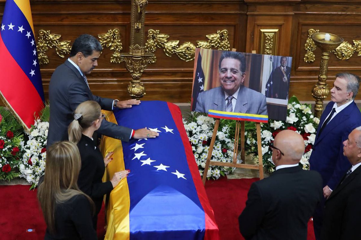 ConElMazoDando's tweet photo. El presidente de la República Bolivariana de Venezuela, Nicolás Maduro (@NicolasMaduro), rindió honores este lunes al exfiscal general Isaías Rodríguez, en capilla ardiente realizada en el hemiciclo protocolar de la Asamblea Nacional (#AN).

Acompañado por la primera combatiente Cilia Flores y los máximos representantes de los Poderes del Estado, el Dignatario encabezó la guardia de honor ante el féretro del líder revolucionario.

Durante la ceremonia, el presidente Maduro entregó a los familiares del exfiscal la Orden Post morem Libertador Simón Bolívar en su primera clase.

Isaías Rodríguez, quién también fue vicepresidente de la República durante el gobierno del Comandante Hugo Chávez, falleció este domingo.

#13Ene