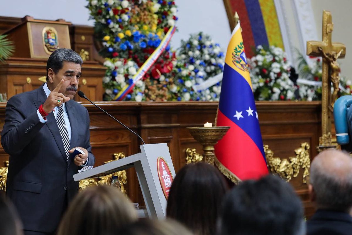 Con el Mazo Dando (@conelmazodando) on Twitter photo El presidente de la República Bolivariana de Venezuela, Nicolás Maduro (<a href="/NicolasMaduro/">Nicolás Maduro</a>), rindió honores este lunes al exfiscal general Isaías Rodríguez, en capilla ardiente realizada en el hemiciclo protocolar de la Asamblea Nacional (#AN).
Acompañado por la primera combatiente El presidente de la República Bolivariana de Venezuela, Nicolás Maduro (<a href="/NicolasMaduro/">Nicolás Maduro</a>), rindió honores este lunes al exfiscal general Isaías Rodríguez, en capilla ardiente realizada en el hemiciclo protocolar de la Asamblea Nacional (#AN).
Acompañado por la primera combatiente