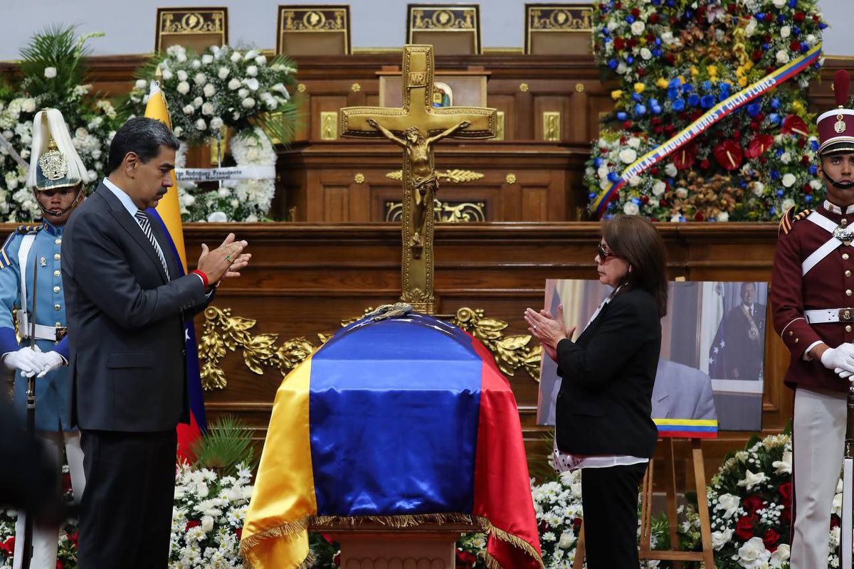 ConElMazoDando's tweet photo. El presidente de la República Bolivariana de Venezuela, Nicolás Maduro (@NicolasMaduro), rindió honores este lunes al exfiscal general Isaías Rodríguez, en capilla ardiente realizada en el hemiciclo protocolar de la Asamblea Nacional (#AN).

Acompañado por la primera combatiente Cilia Flores y los máximos representantes de los Poderes del Estado, el Dignatario encabezó la guardia de honor ante el féretro del líder revolucionario.

Durante la ceremonia, el presidente Maduro entregó a los familiares del exfiscal la Orden Post morem Libertador Simón Bolívar en su primera clase.

Isaías Rodríguez, quién también fue vicepresidente de la República durante el gobierno del Comandante Hugo Chávez, falleció este domingo.

#13Ene