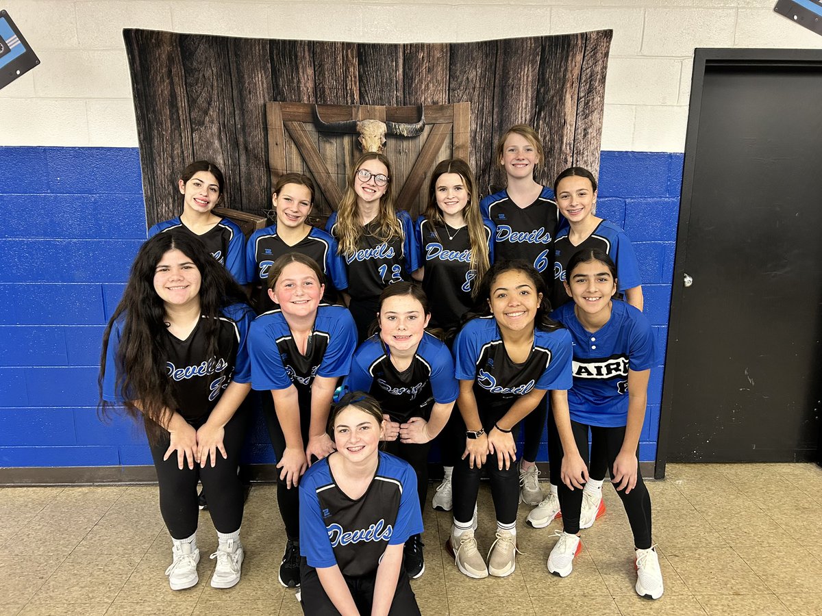 WjbLadyDevils's tweet photo. Lady Devils Softball volunteering time to help Student Government decorate for Homecoming Week!! #wjb #ladydevils #homecoming #walterjbaird https://t.co/d6EZjHncYC