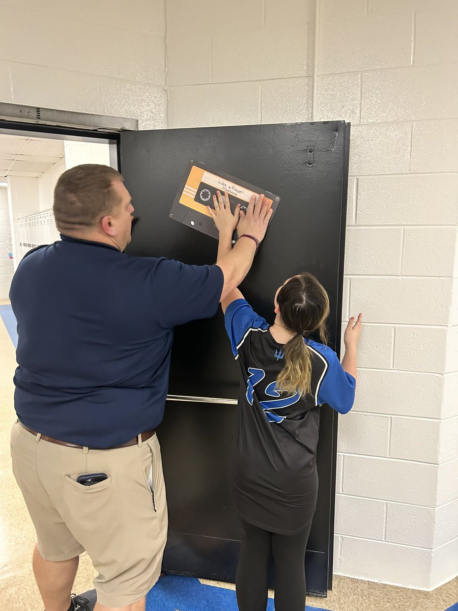 WjbLadyDevils's tweet photo. Lady Devils Softball volunteering time to help Student Government decorate for Homecoming Week!! #wjb #ladydevils #homecoming #walterjbaird https://t.co/d6EZjHncYC