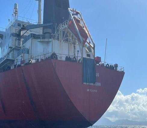 ✔️Las autoridades militares retuvieron una embarcación de bandera guyanesa que ingresó sin autorización en aguas venezolanas, según reportes recabados.
