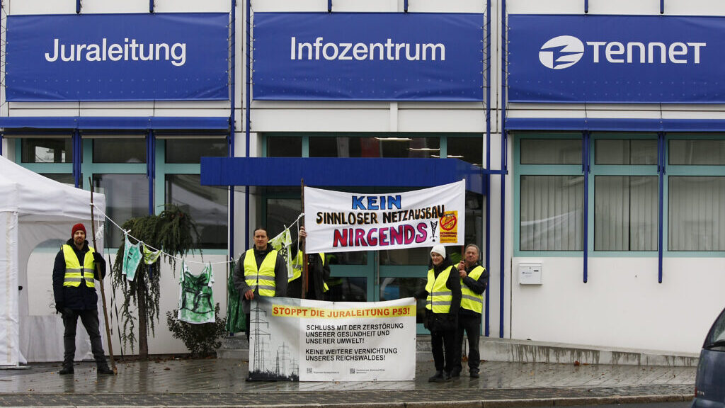 <a href="/TenneT_Germany/">TenneT Germany</a> hofft auf mehr Akzeptanz durch Fürsprache von #Bundestagsabgeordneten, muss Werbefilm für #Juraleitung aber nach #Pressemitteilung von #AktionsbündnisTrassengeger aus dem Netz nehmen, weil die MdB damit nicht einverstanden sind. Peinlich. 

stromautobahn.de/juraleitungs-w…