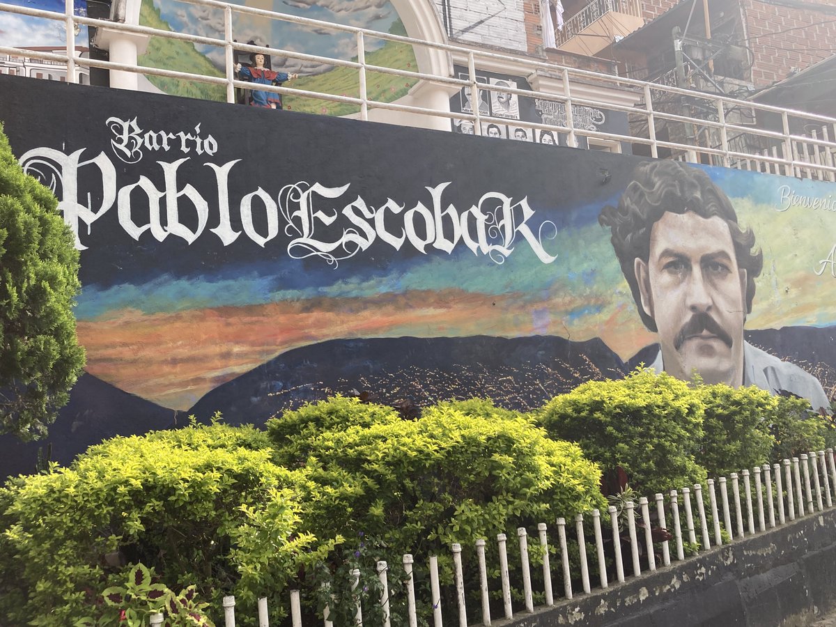 ¿Tapar la memoria de La Escombrera mientras se deja intacto un mural de Pablo Escobar?. Parece que la lucha no es contra el "desorden", sino contra la verdad que incomoda.
