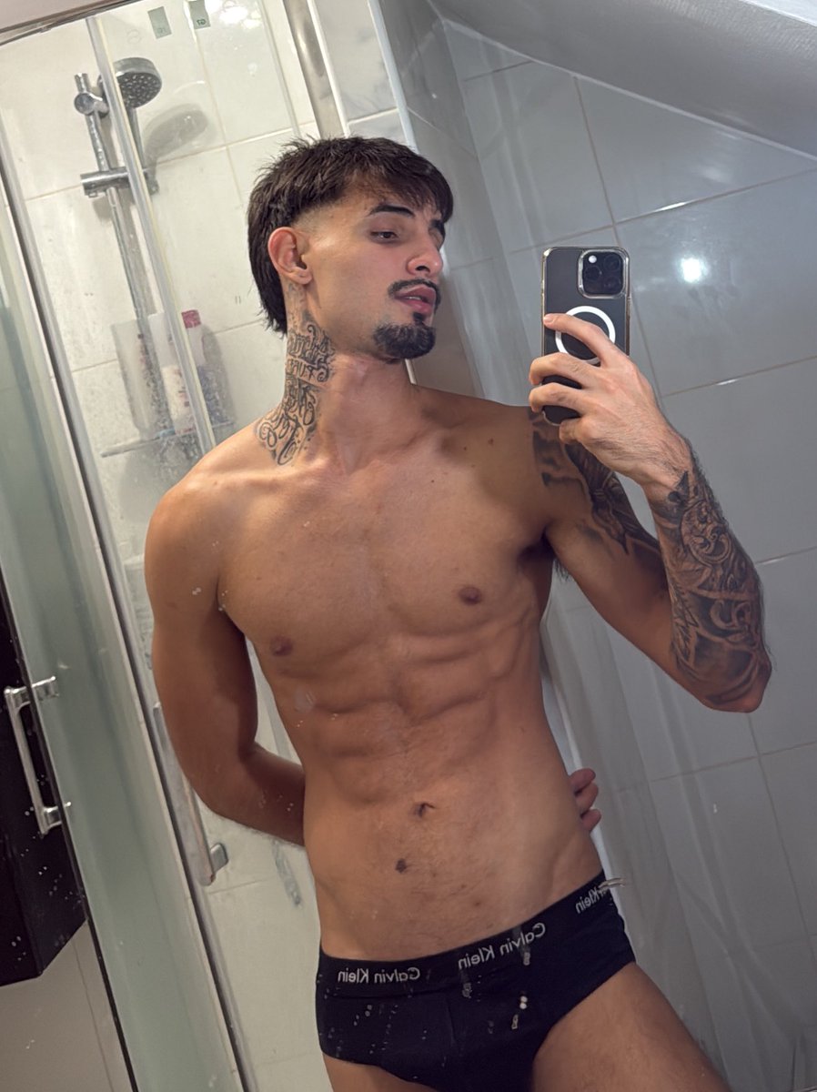 owthoonyz's tweet photo. Latino guy https://t.co/8C4MlnDkm9