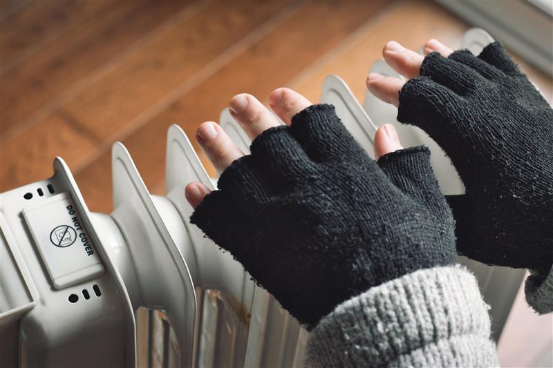 Hennepin's tweet photo. Frostbite can happen in minutes in this bitter cold. Bookmark https://t.co/T7Hcj3Nihq for a list of no-cost indoor spaces where you can warm up. If you’re in physical danger of freezing, call 911. #MNwx https://t.co/Wly6yqWwF9