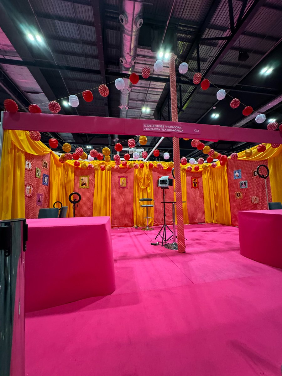 Samantha Ballentines (@samanthaballent) on Twitter photo HACE UN AÑO CHICAS‼️
Lo bonita que nos quedó nuestra caseta de feria en la <a href="/RuPaulsDragCon/">RuPaul's DragCon</a> UK 2024 🇬🇧 y Olé ❤️💫
<a href="/PinkChadora/">Pink Chadora ©</a> <a href="/estrellaxtra/">Estrella X-travaganza</a> <a href="/jotacarajota/">JOTA CARAJOTA</a> HACE UN AÑO CHICAS‼️
Lo bonita que nos quedó nuestra caseta de feria en la <a href="/RuPaulsDragCon/">RuPaul's DragCon</a> UK 2024 🇬🇧 y Olé ❤️💫
<a href="/PinkChadora/">Pink Chadora ©</a> <a href="/estrellaxtra/">Estrella X-travaganza</a> <a href="/jotacarajota/">JOTA CARAJOTA</a>