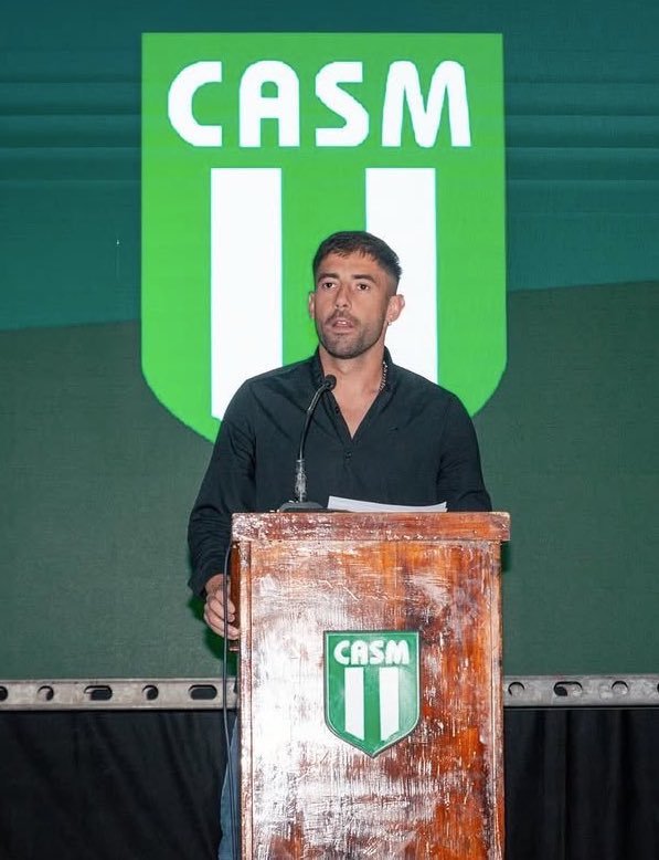 AtaqueFutbolero's tweet photo. ⚠️🧠 Federico Almada, Presidente de San Miguel y dueño de Jano’s Eventos a sus 34 AÑOS, sobre las Sociedades Anónimas en el fútbol argentino y el apodo ‘SAD MIGUEL’ a su club:

“Pongámoslo así: vos trabajás y tenés un sueldo, por ahí vivís y te queda un margen para ir al cine, comprarte una remera, un auto, una bicicleta, lo que sea. Vos decidís qué hacés con esa plata que te sobra. Le ganaste en buena ley y estás en tu derecho en gastarla en lo que vos quieras.

Bueno, a mí me gusta mucho, en vez de comprarme una remera y una bicicleta, invertirla en el club. La plata está ganada en buena ley. De hecho, los que dicen que lavamos plata son verdaderos ignorantes de la economía, porque esto es todo lo contrario.

Todos los ingresos que ingresen al club tienen que estar registrados. Yo tengo supervisión doble con todo lo que estamos haciendo: la AFIP en mi empresa y Personería Jurídica en el club, porque todas los actas y todos los contratos están súper auditados. Entonces, es totalmente lo contrario. 

Nosotros tenemos que tener la plata que estamos poniendo en el club justificada. Y de hecho, así está hecho a través de un contrato de patrocinio. Como River tiene con Changomás. Dicen que el dueño de Changomás es fanático de River. Bueno, yo soy el dueño de Jano's, soy fanático de San Miguel y encima soy el presidente. O sea, qué mejor lugar para invertir plata que en mi club.

De hecho hay un montón de empresarios que aportan a los clubes, pero tienen un poco más de perfil bajo. Nosotros somos disruptivos. Tal vez los empresarios no lo hacen, no figuran tanto los que aportan a los clubes justamente por esto, porque se hablan tonterías.

Y por eso tenemos una sociedad pobre económicamente. Por eso Argentina hace tantos años está sumida en la pobreza económica, porque vemos al que hace o al que le va bien como el enemigo, como algo malo, como que lava plata, como que es narcotraficante y tantas cosas que dicen por ahí”.

[@sportingnewses]