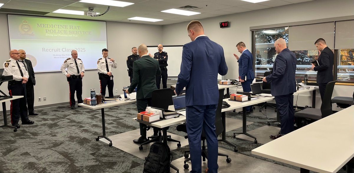 Exciting day as one <a href="/BloodTPS/">Blood Tribe Police Service</a> and four MHPS police recruits are sworn in and will begin 24 weeks of police training in #medhat. The training program is the 1st cohort of a new partnership between the MHPS and <a href="/MHCollege/">Medicine Hat College</a>  #yxh