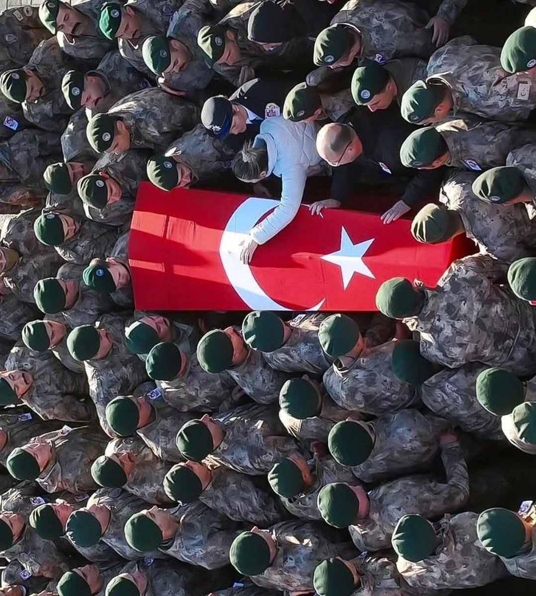 TrBirilerivar's tweet photo. Ne İçin Yaşarsan Onu Örterler Üzerine https://t.co/Ta6OSx8Cvy