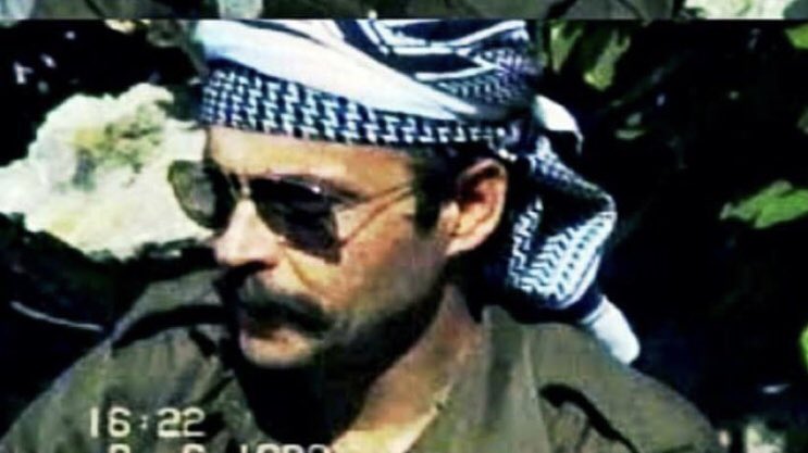 Rahmetli Ahmet Cem ERSEVER'in kulaklara küpe olması gereken çok haklı bir tespiti vardır.Zamanı gelir de Türk'ün de bir "Aposu" çıkarsa o zaman neler olur der.

Anlayana çok şey anlatır. Anlamayana köprü ayakları...