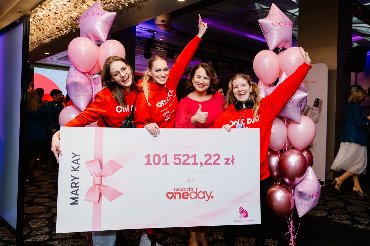 MaryKayGlobal's tweet photo. Our Mary Kay Poland team, with the One Day Foundation, empowers 6,000 foster youth annually through workshops, therapy, and life skills training. 🩷 Plus, 8 years of unforgettable One Day Christmas moments for kids across Poland. #MaryKay https://t.co/9HXAynYycY