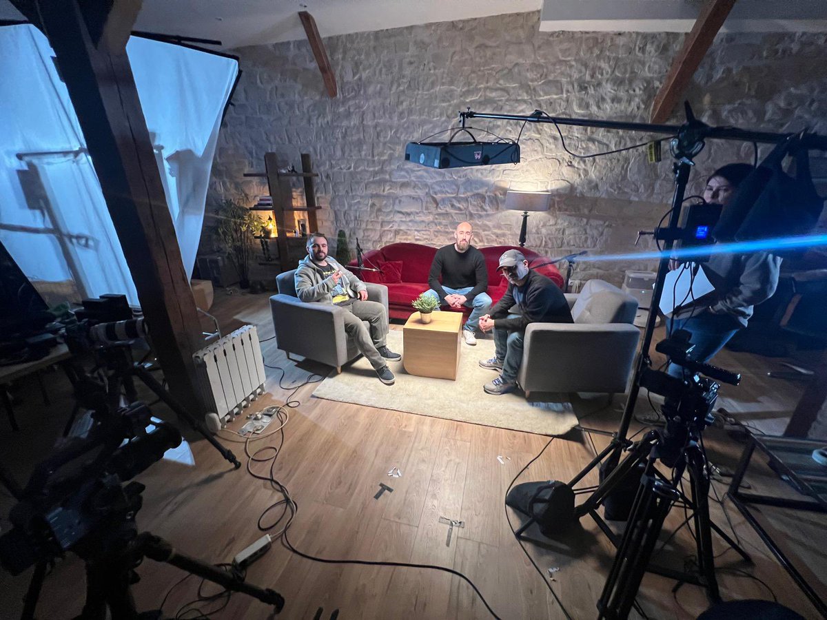 RagingFireClub's tweet photo. Le Raging Fire Club s'est réuni au grand complet en studio pour vous préparer une petite surprise, à découvrir très bientôt ! https://t.co/jADBpBAM3Y