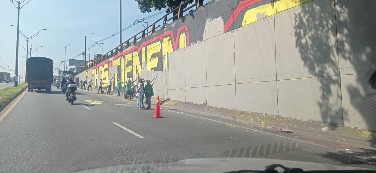 Alcalde Federico Gutiérrez, usted no podrá borrar la verdad: “Las cuchas tenían la razón”. En la escombrera de la Comuna 13 fueron arrojados los cuerpos de sus hijos y luego cubiertos con escombros para esconderlos. Hoy, tras 20 años, el Estado colombiano empieza a hallarlos.