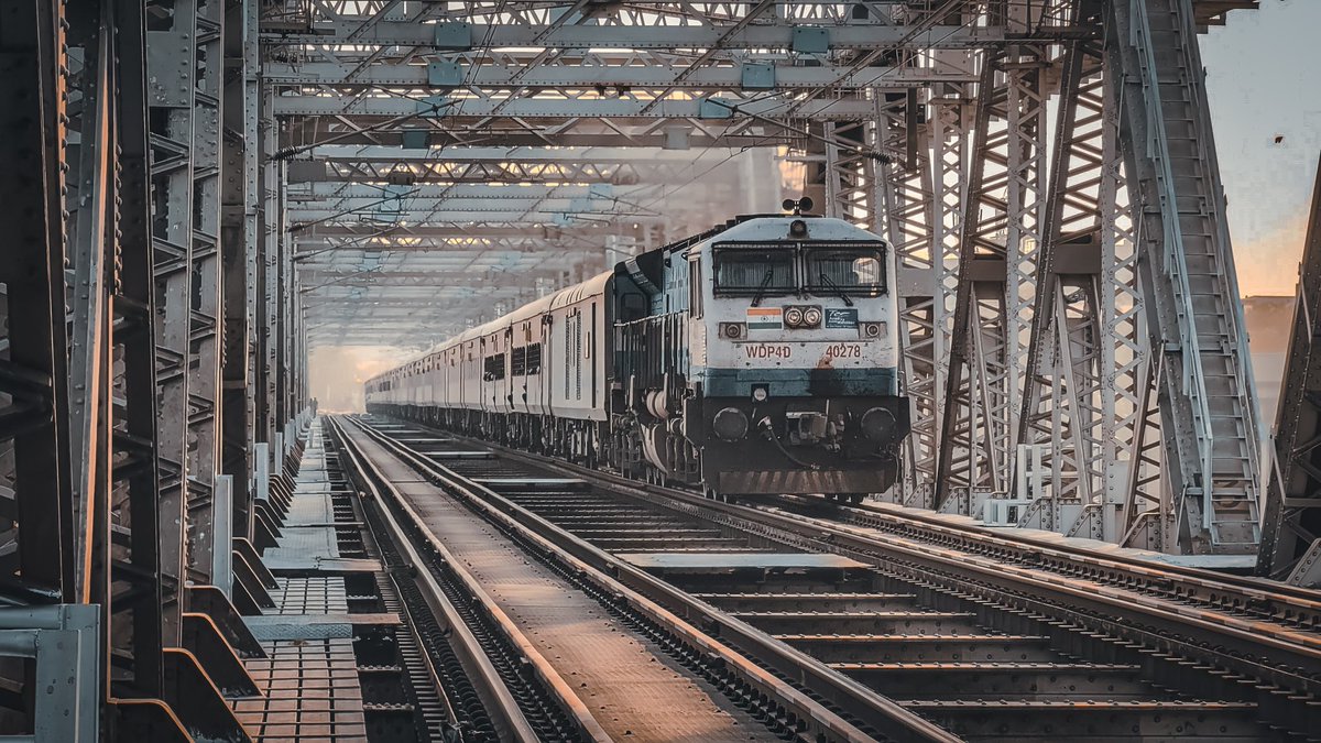 train_diaries_'s tweet photo. KJM WDP4D 40278 POWERING YESHWANTPUR BIKANER EXP CRUSHING THROUGH TAPI RIVER BRIDGE 

 #travelphotography #indianrailways #surat #sunset #train_diaries_  #travel #india #viral #trending #trend #teampixel #gujrat #train_diaries_
@RailMinIndia 
@SWRRLY 
@drmsbc 
@AshwiniVaishnaw https://t.co/fn4ecmlkVY