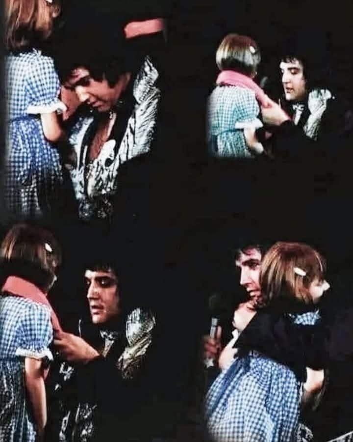 alainpaulweber's tweet image. « Lors d&apos;un concert du 20 juillet 1975, entre chansons, Elvis plaisantait et distribuait des écharpes, lorsqu&apos;il a remarqué une fillette debout à l&apos;extrême gauche de la scène. Il s&apos;est approché et s&apos;est agenouillé sur un genou devant elle.
Réalisant qu&apos;elle était aveugle, Elvis…