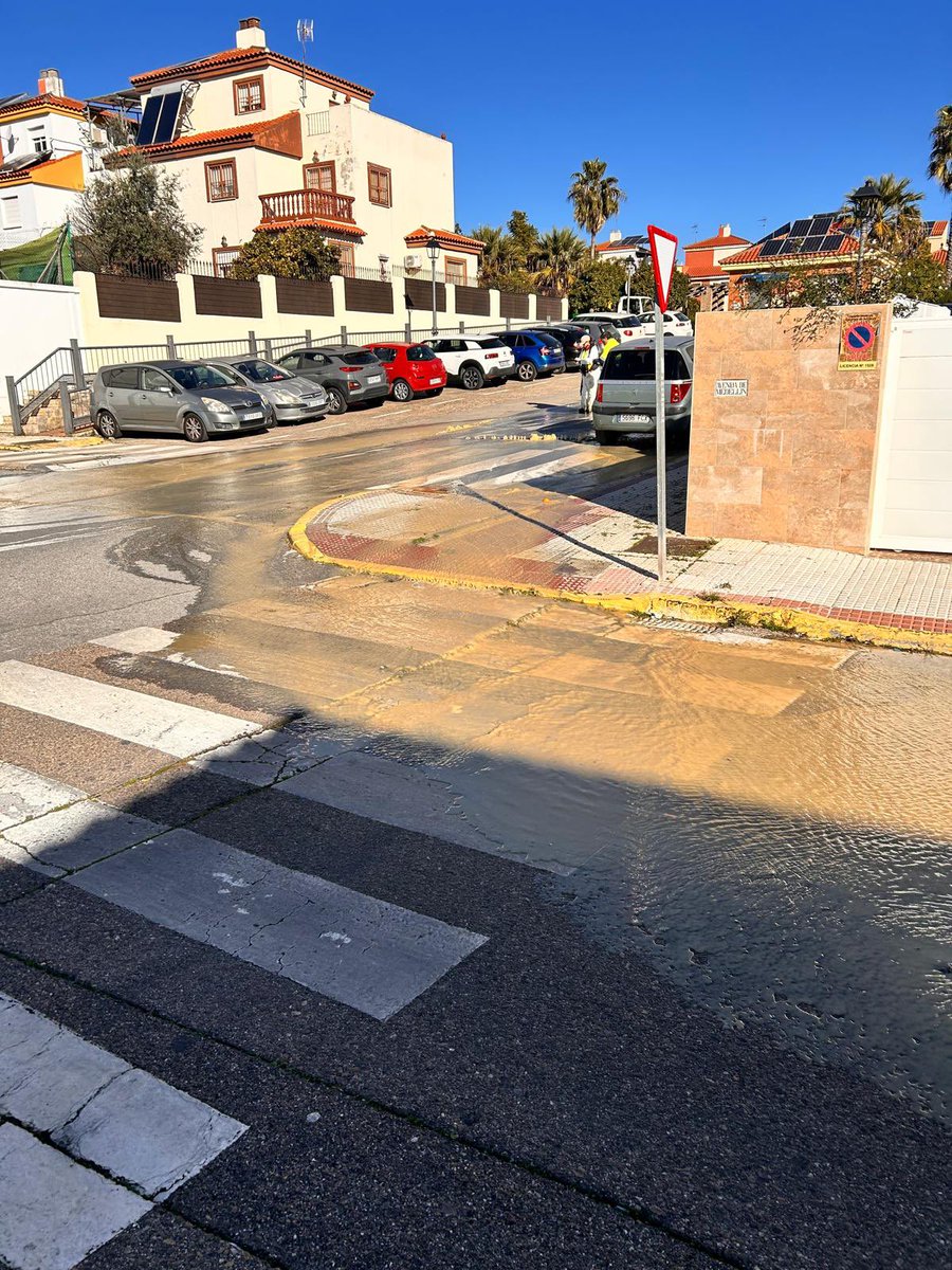 ppcastilleja's tweet photo. 💧 ¡OTRA VEZ LO MISMO!

Por 3.ª vez se rompe esta tubería en Castilleja. El Ayuntamiento solo pone parches, dejando a los vecinos sin agua durante horas.

‼️ Exigimos soluciones reales, no parches que no sirven.

#Castilleja #SolucionesReales #PorUnCambio https://t.co/3jVTqZSSy6