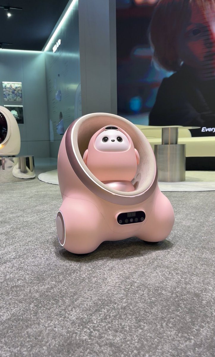 Mau_Albornoz's tweet photo. Este es el nuevo robot con IA del hogar de TCL. 
- Cada empresa presentó el suyo y este puede grabar momentos de la familia para después recordarlos, se conecta a dispositivos de la casa y te puede acompañar por todo el hogar. Hicieron demostración en tiempo real 👇🏻 #CES2025 https://t.co/MbIGEfxMTd