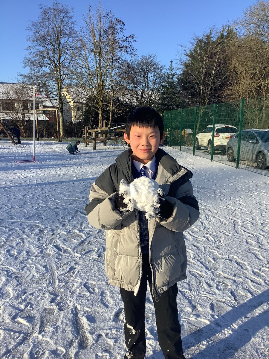 FaringtonSchool's tweet photo. The children had lots of fun playing in the snow! ❄️☃️

 #farington #faringtonprimaryschool #primaryschool #primaryeducation #instasnow #playinginthesnow https://t.co/ZJO2G4ltxG