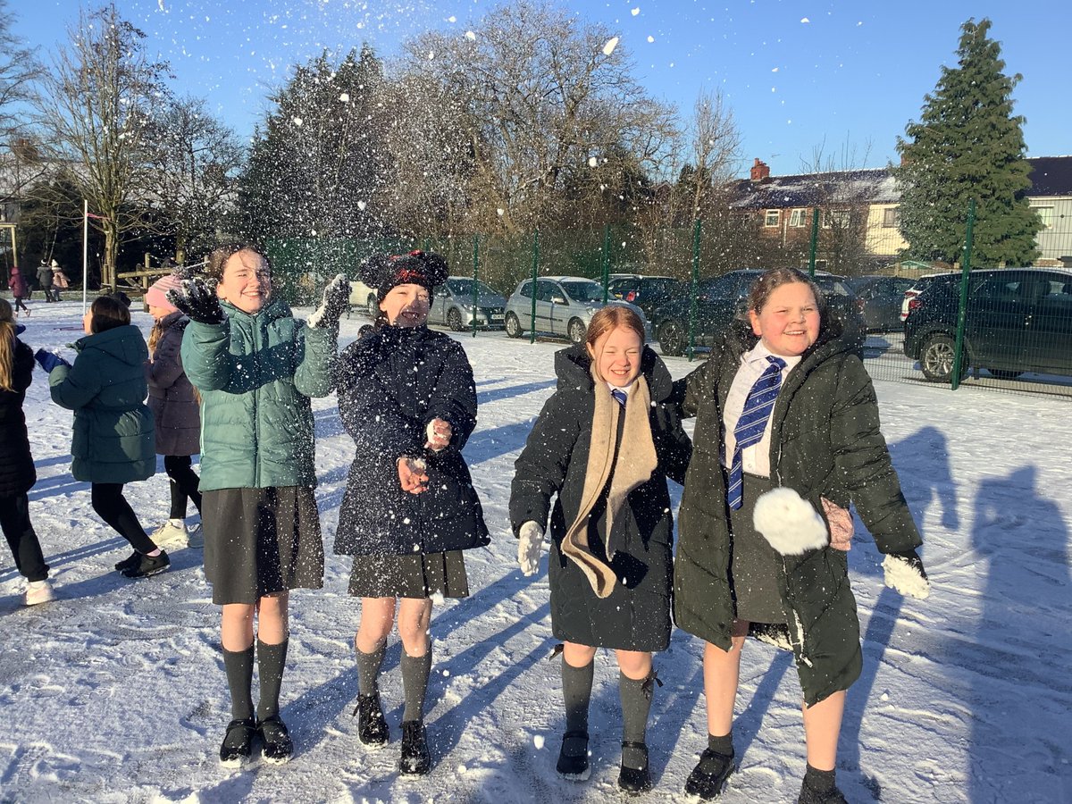 FaringtonSchool's tweet photo. The children had lots of fun playing in the snow! ❄️☃️

 #farington #faringtonprimaryschool #primaryschool #primaryeducation #instasnow #playinginthesnow https://t.co/ZJO2G4ltxG