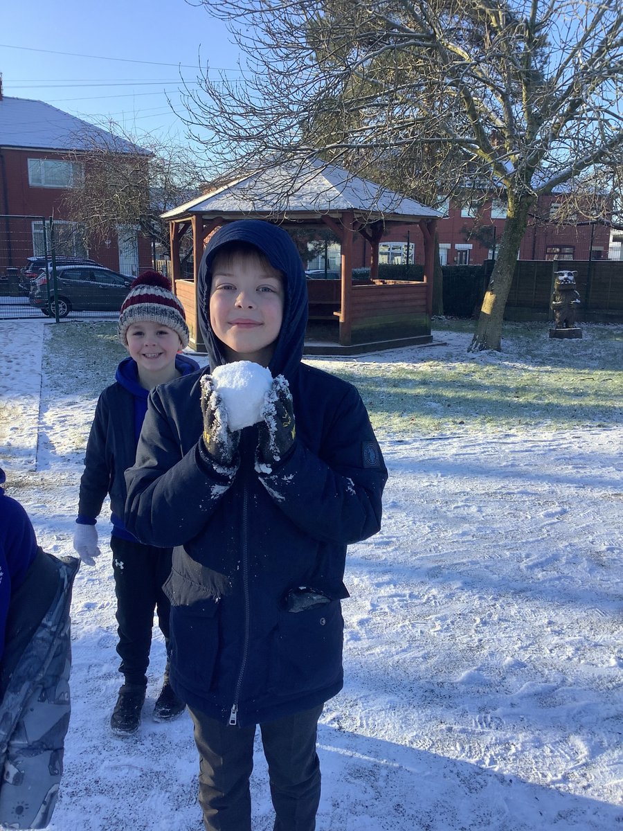 FaringtonSchool's tweet photo. The children had lots of fun playing in the snow! ❄️☃️

 #farington #faringtonprimaryschool #primaryschool #primaryeducation #instasnow #playinginthesnow https://t.co/ZJO2G4ltxG