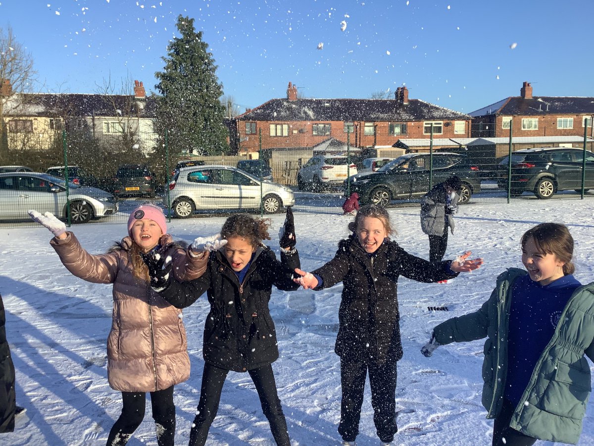FaringtonSchool's tweet photo. The children had lots of fun playing in the snow! ❄️☃️

 #farington #faringtonprimaryschool #primaryschool #primaryeducation #instasnow #playinginthesnow https://t.co/ZJO2G4ltxG