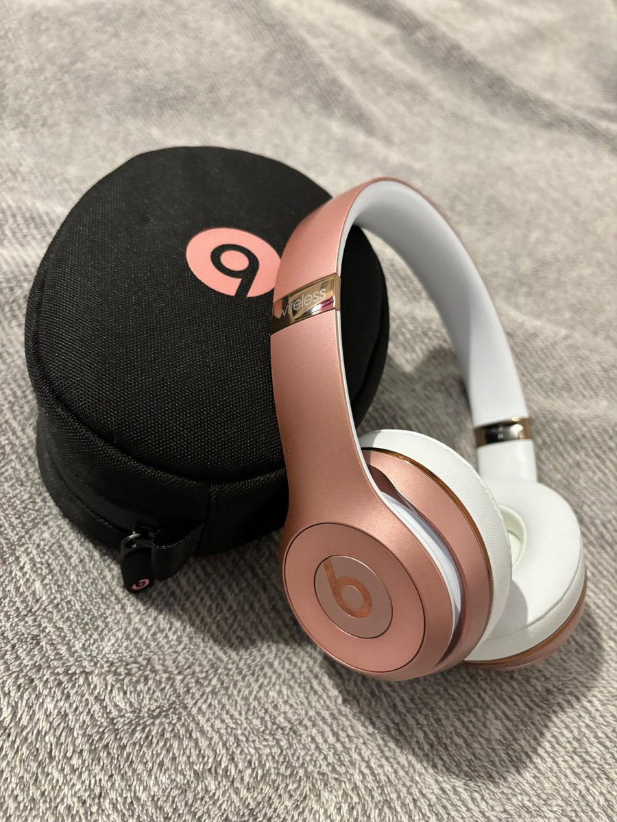 holas!! estoy vendiendo estos audífonos Beats Solo 3, están nuevos y con todos sus accesorios, solo que sin caja.