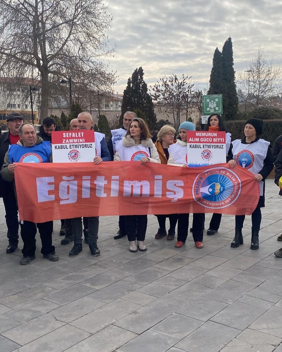 Zafer direnen emekçinin olacak!
Sefalet zammını kabul etmiyoruz!
#13ocaktaişbırakıyoruz
#hesabibizodemeyecegiz