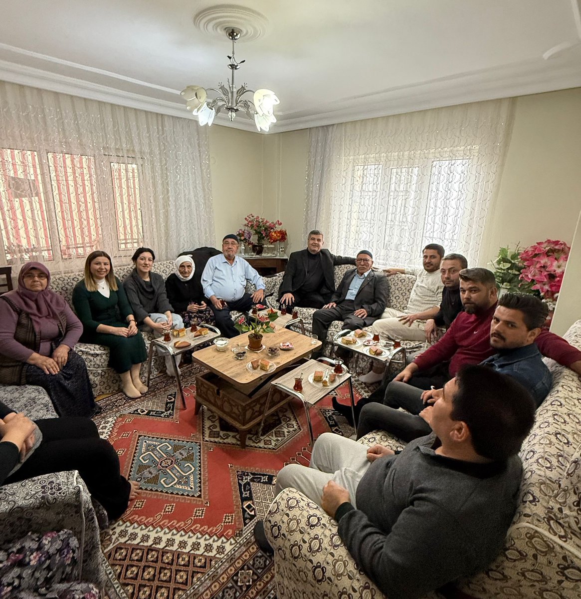 Toplumumuzun yapı taşları olan “Eski topraklarımızı”ziyaret ettik. 
Böyle bir çağda, bu iyiliklere, güzelliklere vesile olacağımız için çok şanslıyız.
Asıl özlenen,İnsanlık..

#bozdağıngölgesinde #senbenyokBizvarız #bizbizeyeteceğiz