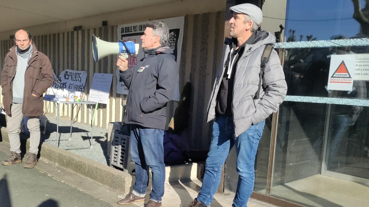 Le <a href="/snetapfsu/">SNETAP-FSU</a> avec la FSU44 et 85 devant le tribunal judiciaire de La Roche/Yon ce 13 janvier  en soutien aux  militant·es <a href="/BassinesNon/">BassinesNonMerci ⏚</a>   poursuivi·es pour  avoir prétendument dégradé des vannes de raccordement d’une bassine  vendéenne <a href="/FsuNationale/">FSU</a>