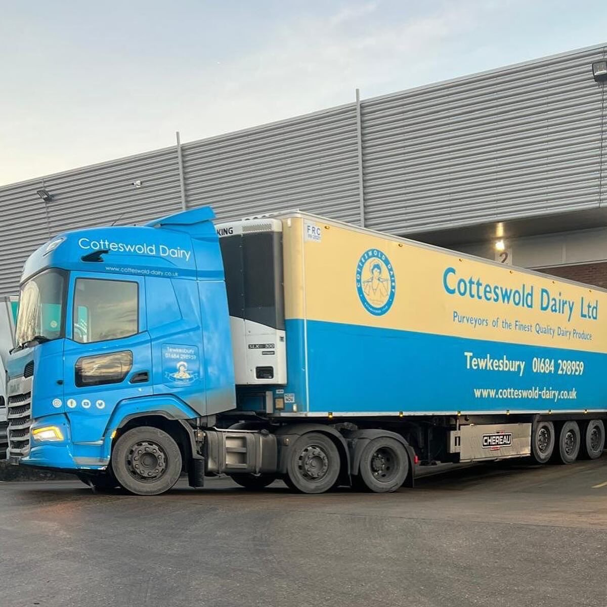 Allan Reeder Ltd (@allanreederltd) on Twitter photo A big day at Allan Reeder today as the first milk delivery from our new partners at <a href="/CotteswoldDairy/">Cotteswold Dairy</a> has arrived. Joining <a href="/BradesFarmDairy/">Brades Farm Dairy</a> on our list of top suppliers, no one offers a better range of top-quality British milk and cream than dairy specialist Allan Reeder Ltd A big day at Allan Reeder today as the first milk delivery from our new partners at <a href="/CotteswoldDairy/">Cotteswold Dairy</a> has arrived. Joining <a href="/BradesFarmDairy/">Brades Farm Dairy</a> on our list of top suppliers, no one offers a better range of top-quality British milk and cream than dairy specialist Allan Reeder Ltd