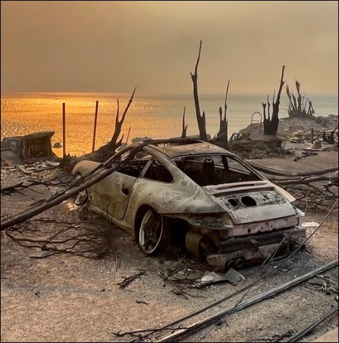catnatnet's tweet photo. #Incendies en Californie: une catastrophe naturelle ??? Les premiers éléments d'analyse viennent d'être rendus publique par les autorités :

- déclenchement humain des incendies :  malveillance, négligence, présence de feux d'artifice, arc électriques liés aux vents
- des vents de Santa Ana (courant en cette saison) particulièrement forts ;
- une sécheresse des sols modérée dans la zone ;
- des espèces invasives très inflammables plantées et des reboisements effectués dans des zones autrefois non forestières ;
- une végétation plus abondante que la normale en Californie liée aux fortes pluies de 2022 et 2023 ;
- une urbanisation irraisonnée dans une zone naturellement à haut risque d'incendies sans contrôle du  débroussaillement ;
- un manque d'eau dans les réserves déploré par les pompiers.
- le rôle du RC pas très clair même si régionalement les températures sont plus élevées sur la période 1987-2023 que sur les périodes précédentes, le temps est 15 % plus sec et les vents 20 % plus élevés qu'au cours de la période 1950-1986 ... mais pas sur les mois récents

#wildfires
