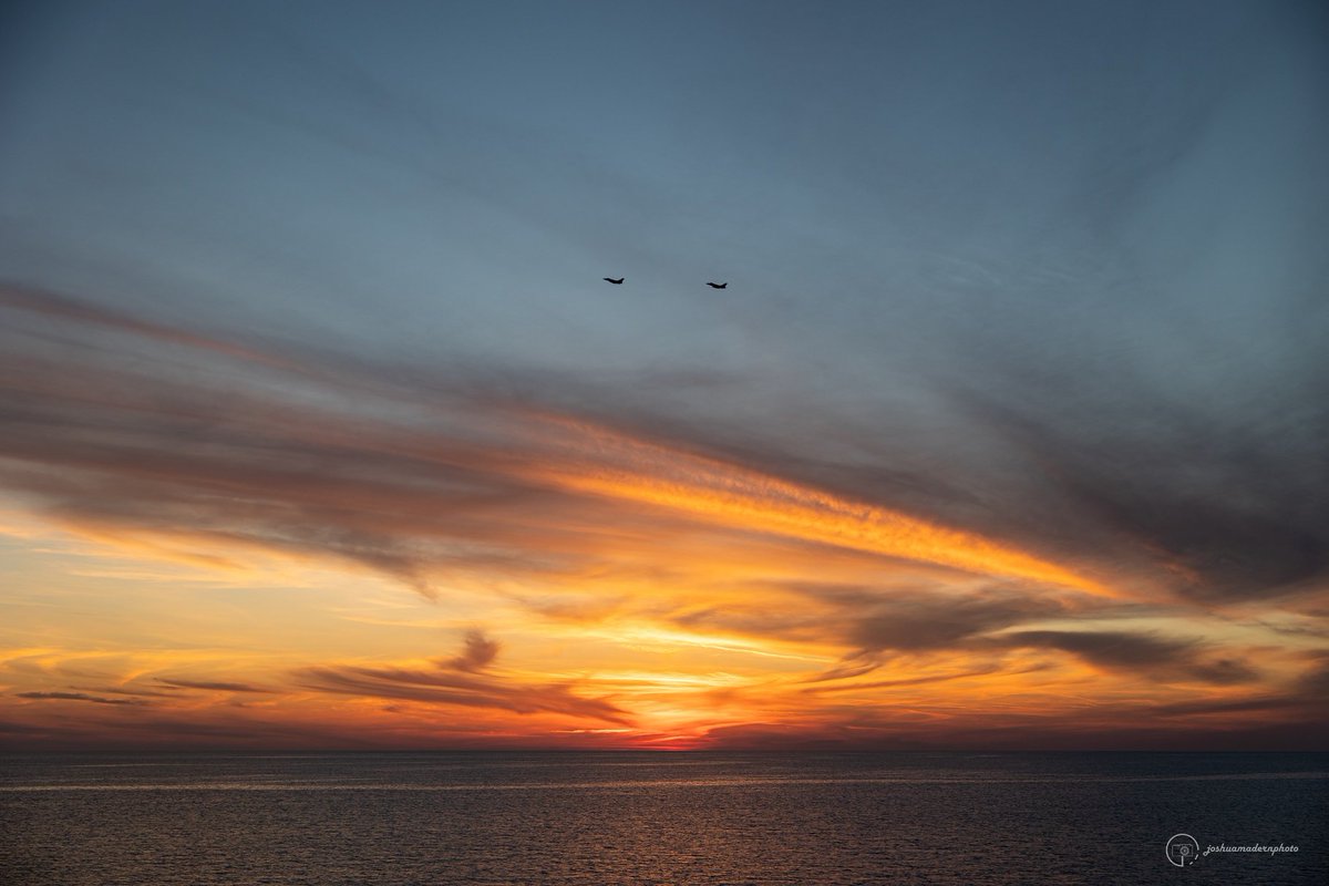 ChasseEmbarquee's tweet photo. Toujours par deux ils vont. Ni plus, ni moins. Le maître et son apprenti 💫 Always two there are, no more, no less: a master and an apprentice 💫Copyright : joshuamadernphoto #Rafale #chasseembarquee #frenchnavy https://t.co/bi6i7TziDJ