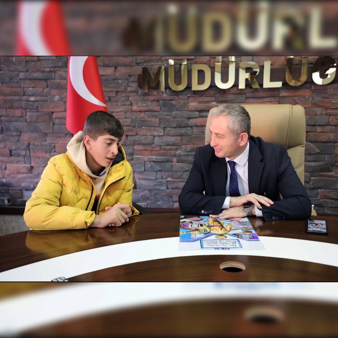 karabulakokul's tweet photo. Ağrı İl Millî Eğitim Müdürümüz Hasan Kökrek, Dilimizin Zenginlikleri Projesi kapsamında yapılan Cümle-Afiş Tasarımı Yarışması'nda Ağrı il birincisi olan öğrencimiz Mücahit GÖREN'e ödülünü takdim etti.
@agrimem @agri_mem_arge @dogubayazitmem https://t.co/N3oCA3K3KY