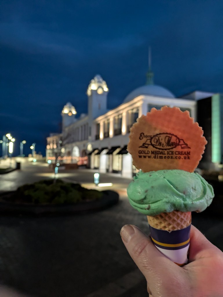 livingbythwater's tweet photo. Oh I do like to be beside the seaside #WhitleyBay #dimeos #SpanishCity #IceCream #MintChocChip
#livingbythewater https://t.co/pFZYWtvy0F
