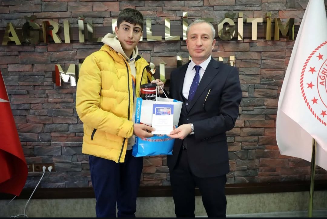 karabulakokul's tweet photo. Ağrı İl Millî Eğitim Müdürümüz Hasan Kökrek, Dilimizin Zenginlikleri Projesi kapsamında yapılan Cümle-Afiş Tasarımı Yarışması'nda Ağrı il birincisi olan öğrencimiz Mücahit GÖREN'e ödülünü takdim etti.
@agrimem @agri_mem_arge @dogubayazitmem https://t.co/N3oCA3K3KY