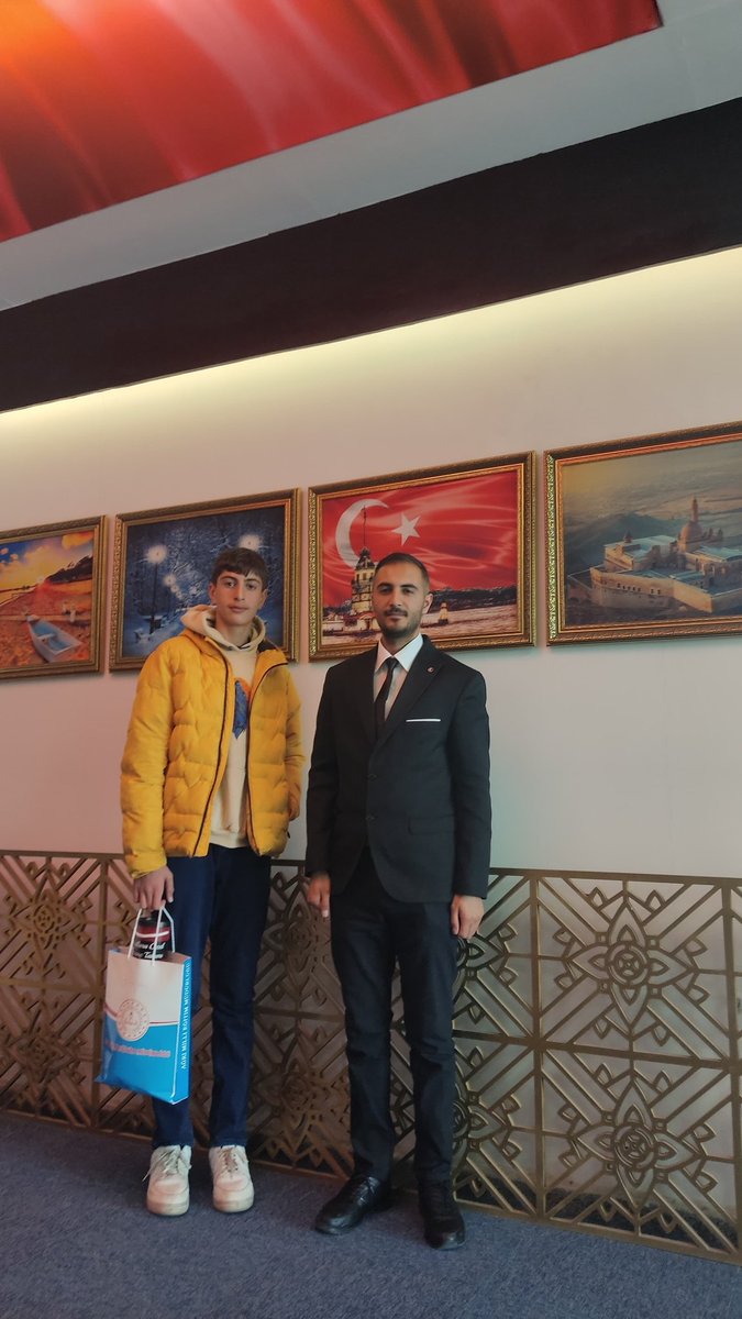 karabulakokul's tweet photo. Ağrı İl Millî Eğitim Müdürümüz Hasan Kökrek, Dilimizin Zenginlikleri Projesi kapsamında yapılan Cümle-Afiş Tasarımı Yarışması'nda Ağrı il birincisi olan öğrencimiz Mücahit GÖREN'e ödülünü takdim etti.
@agrimem @agri_mem_arge @dogubayazitmem https://t.co/N3oCA3K3KY